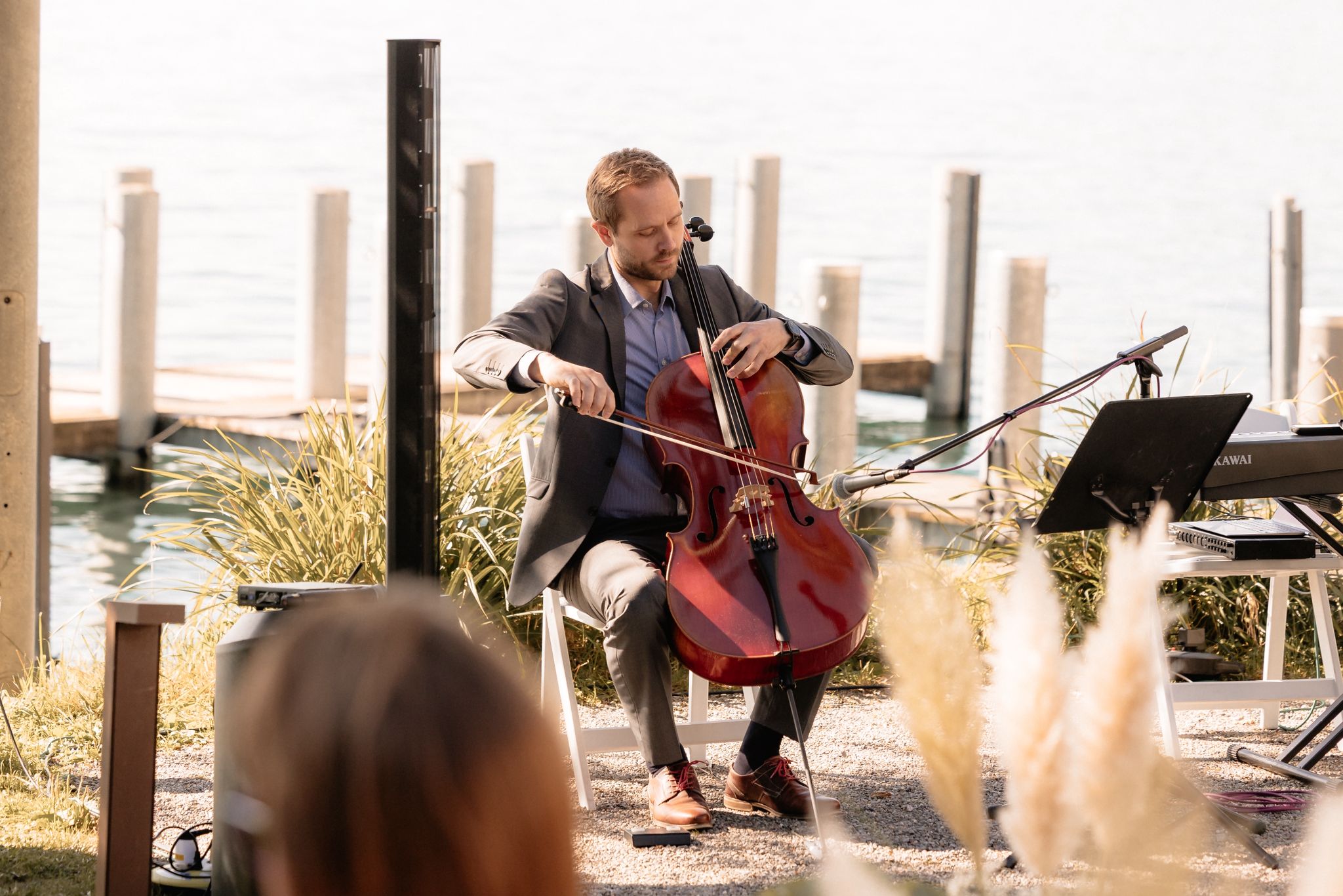 Maik Friesen spielt Cello am See